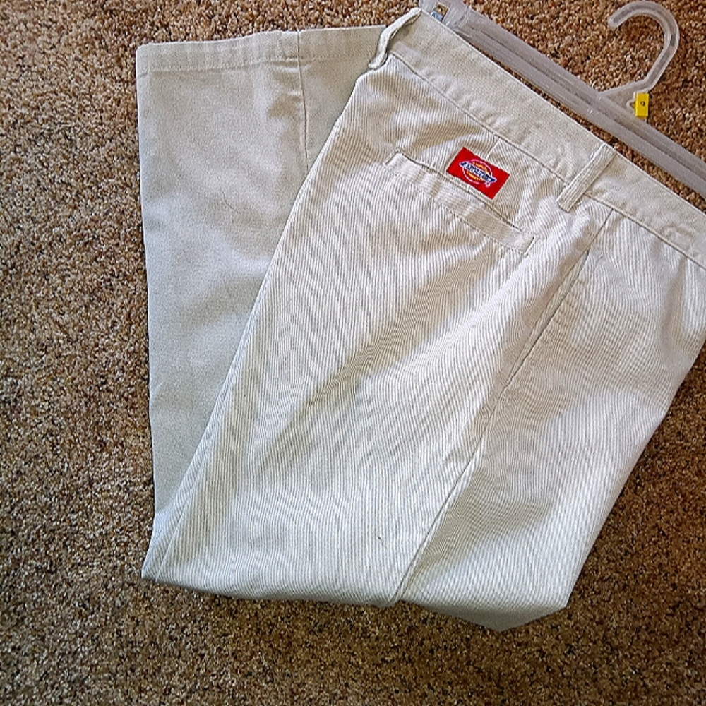 Dickies (girl) work wear women’s tan sz 5 flat front capri pants PacSun Y2K